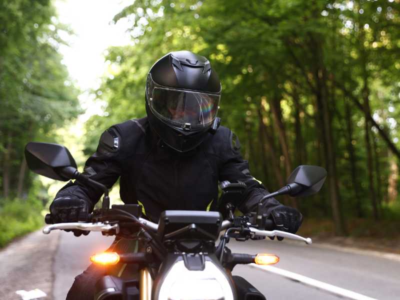 Zakaj je čelada za motor obvezna?